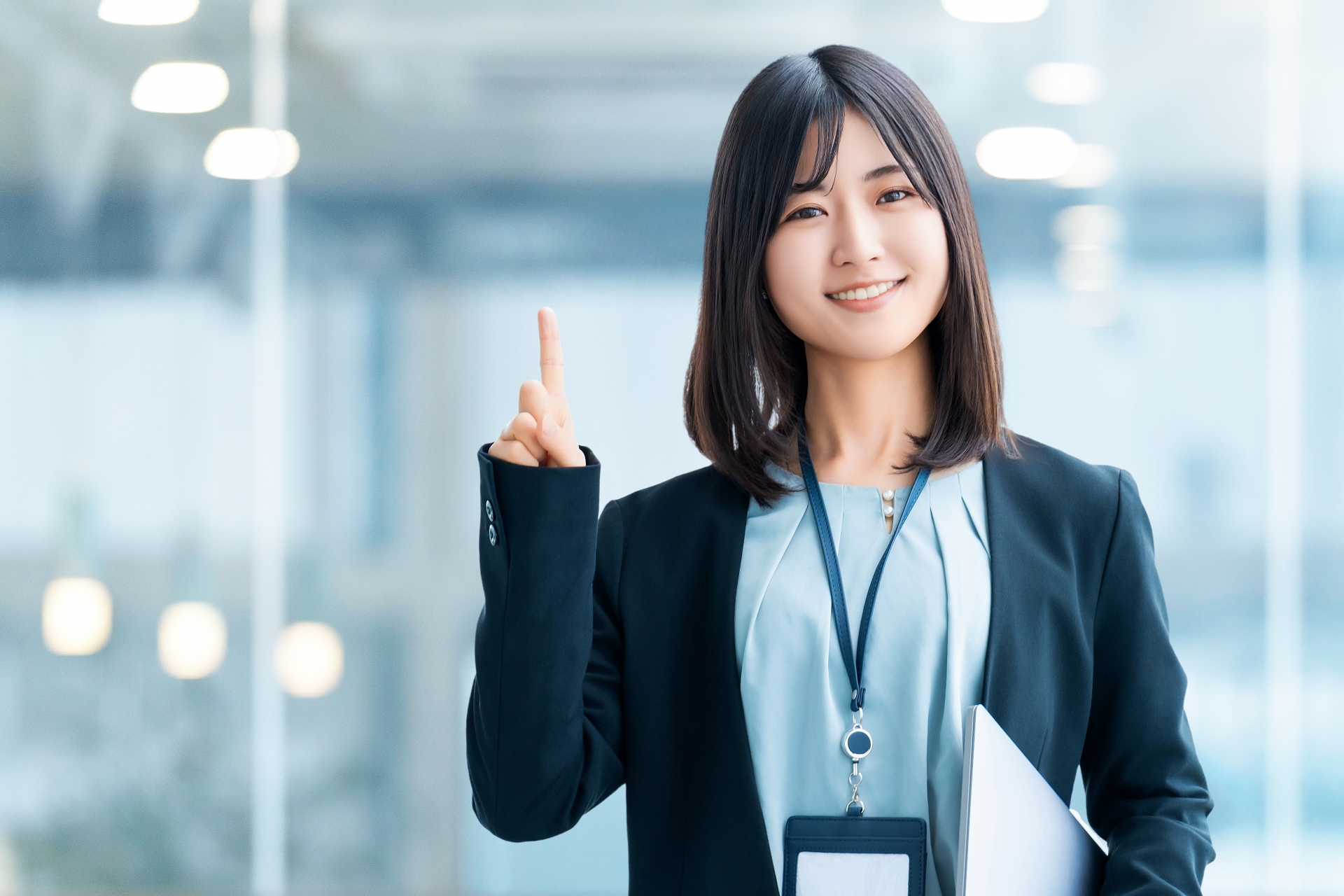画像：人差し指を立てる女性写真